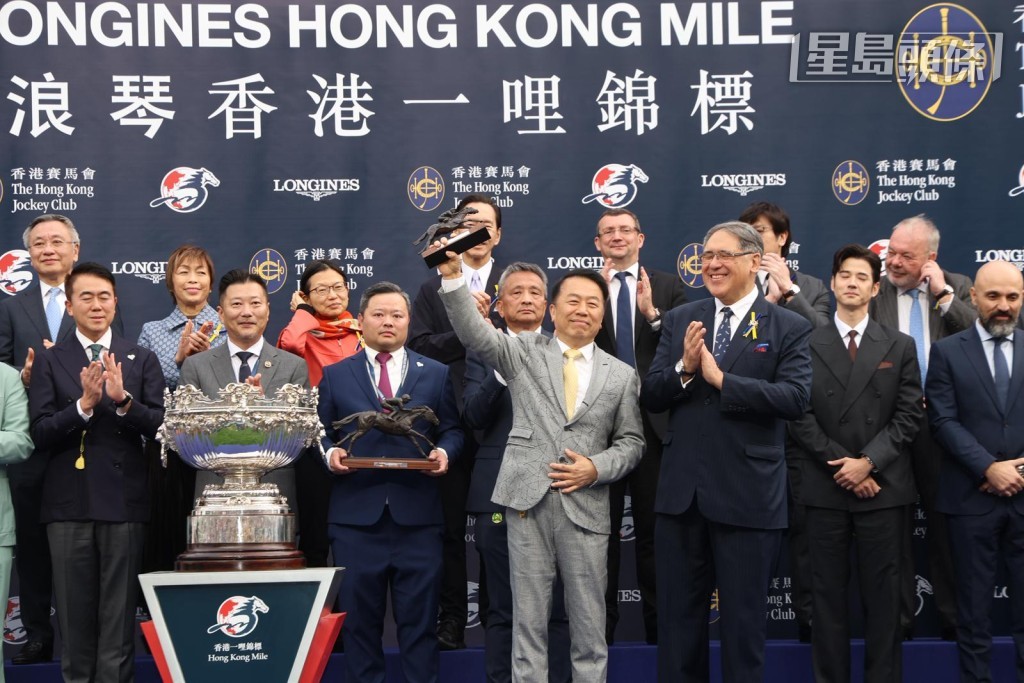 練馬師姚本輝表示，「遨遊氣泡」目前狀態良好，將於今賽前安排牠一課草地彈閘或試閘。