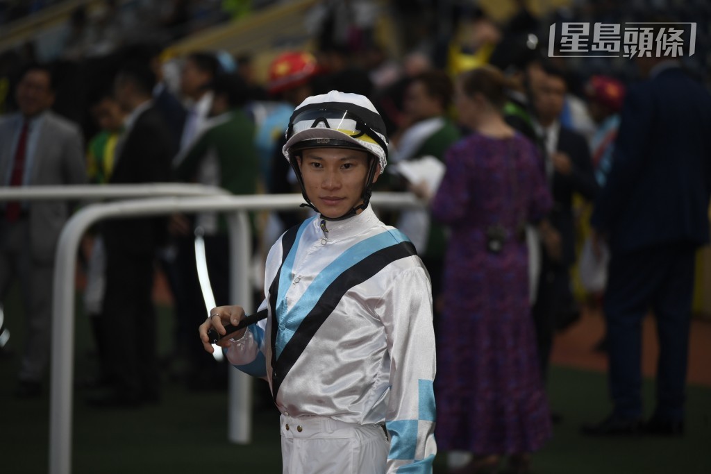 明天將是本地騎師周俊樂 (圖) 二十六歲生日，他今季成績優秀，深獲練馬師及馬主歡迎，只要保持佳績，當可初次勝出今季告東尼獎。