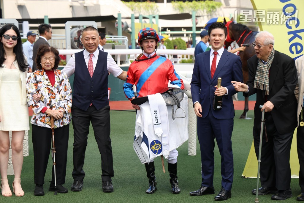 沈集成(左二)與潘頓攜手勝出「熾烈神駒」。 沈集成(左二)與潘頓攜手勝出「熾烈神駒」。