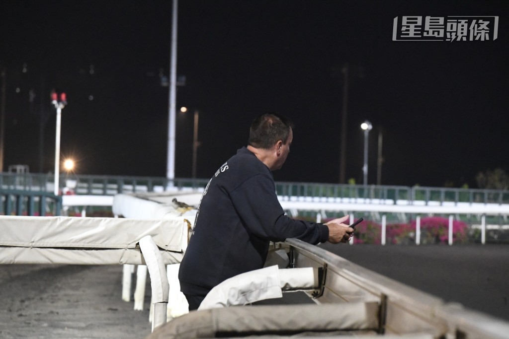 今早沙田晨課，當「鈁糖武士」(G016)準備出全天候跑道快跳時，方嘉柏立即從烽火台走出欄邊睇實。