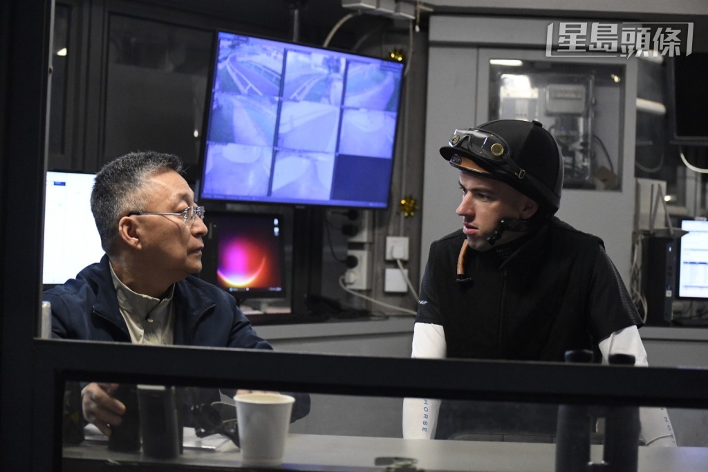 吕健威 (左) 与奥尔民 (右) 紧张「樱花酒杯」，骑练今早倾谈良久。