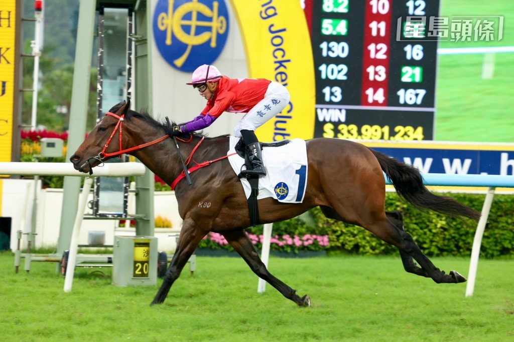 馬圈靚女馬主鄧仿淇剛周日以團體馬「自動自覺」贏馬，與父母和弟弟鄧守業等親友一起拉頭馬喜悅。