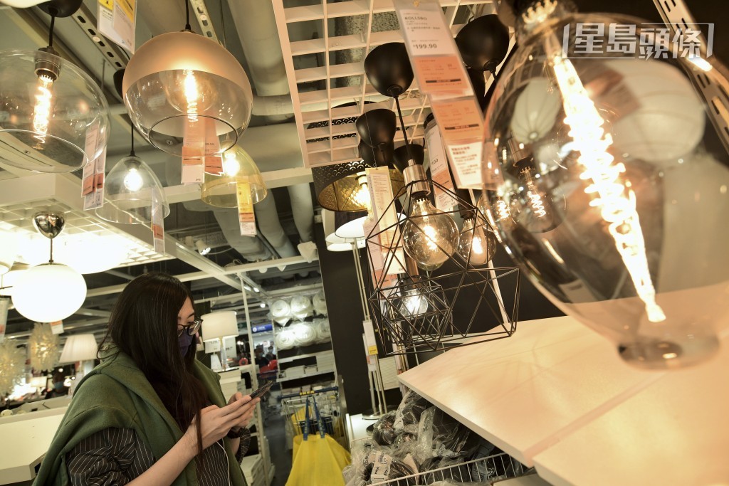 政府與中電及港燈在政府總部主持聯合記者會，公布兩間電力公司2026年的電費調整。