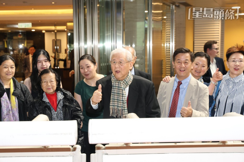 「神駒」系馬主余潤興(余伯)(中) 及其家人都熱愛賽馬運動,多年來持續引入不少良駒來港。 「神駒」系馬主余潤興(余伯)(中) 及其家人都熱愛賽馬運動,多年來持續引入不少良駒來港。