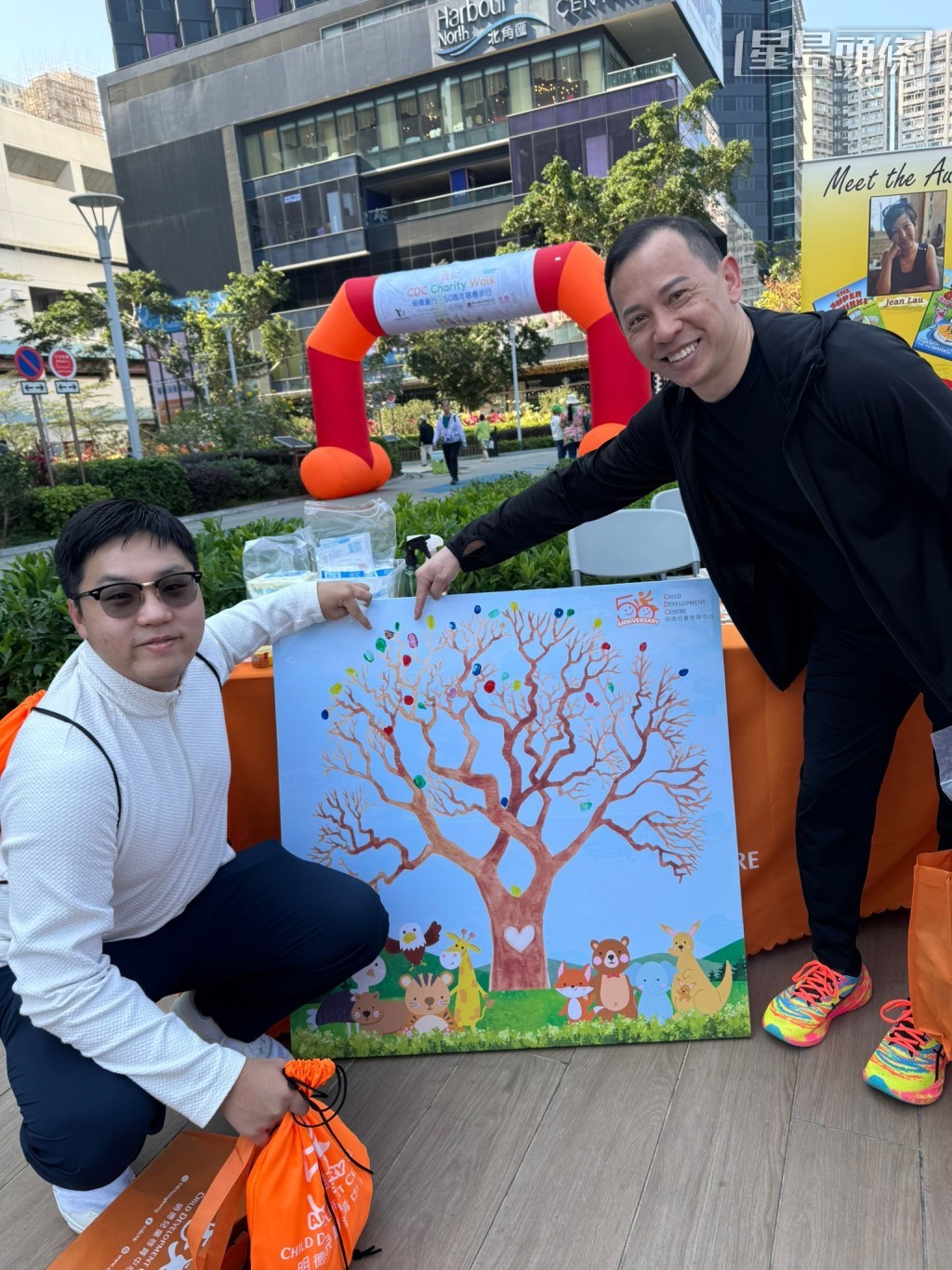 今天他們齊齊參加CDC明德童行五十周年慈善步行，為特殊兒童服務籌務捐款，為兒童教育出一力，十分有意義。