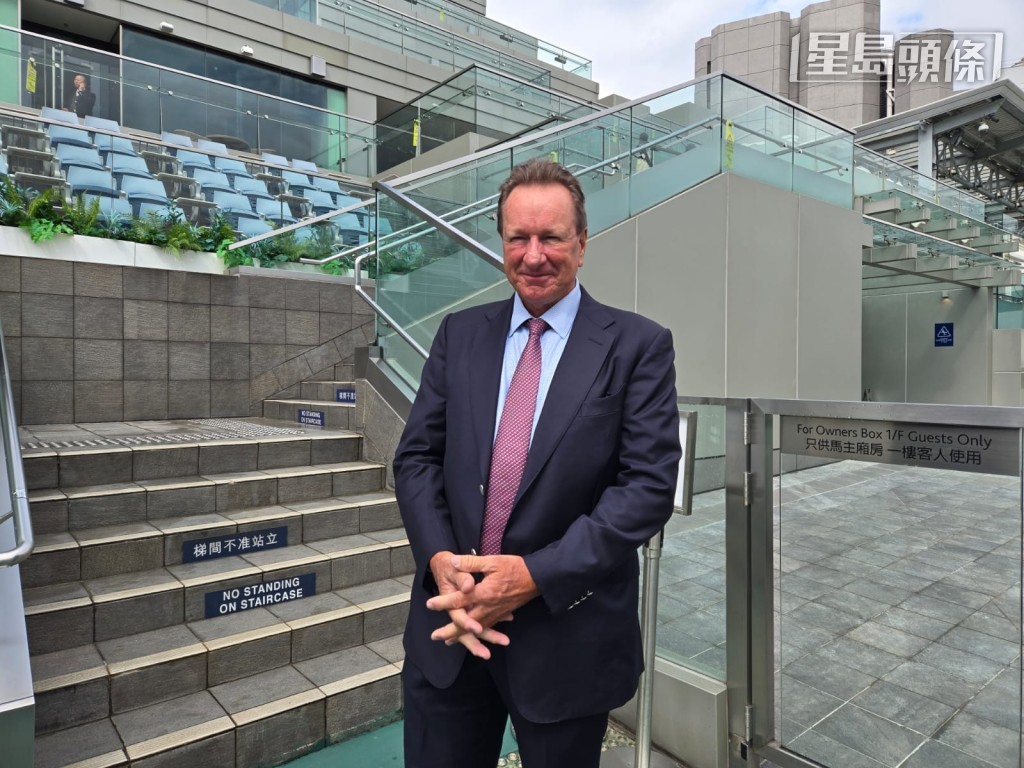 据悉今年香港国际精选马匹拍卖会,有一些来自南非的马出售,当中部分是由苗礼德 (图) 帮手购入。 据悉今年香港国际精选马匹拍卖会,有一些来自南非的马出售,当中部分是由苗礼德 (图) 帮手购入。