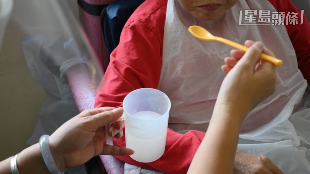 當局指全港約有1.7萬院舍護理員,6700人為輸入外勞,佔總數近4成。資料圖片 當局指全港約有1.7萬院舍護理員,6700人為輸入外勞,佔總數近4成。資料圖片