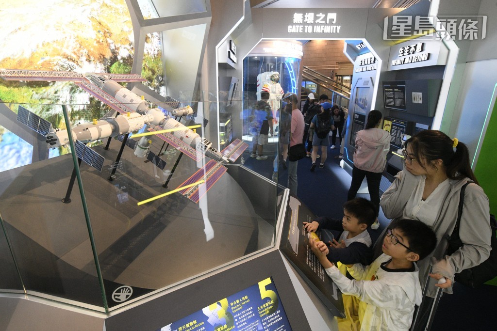 不少市民帶同子女到太空館參觀,感受「香港人上太空」的氣氛。 不少市民帶同子女到太空館參觀,感受「香港人上太空」的氣氛。
