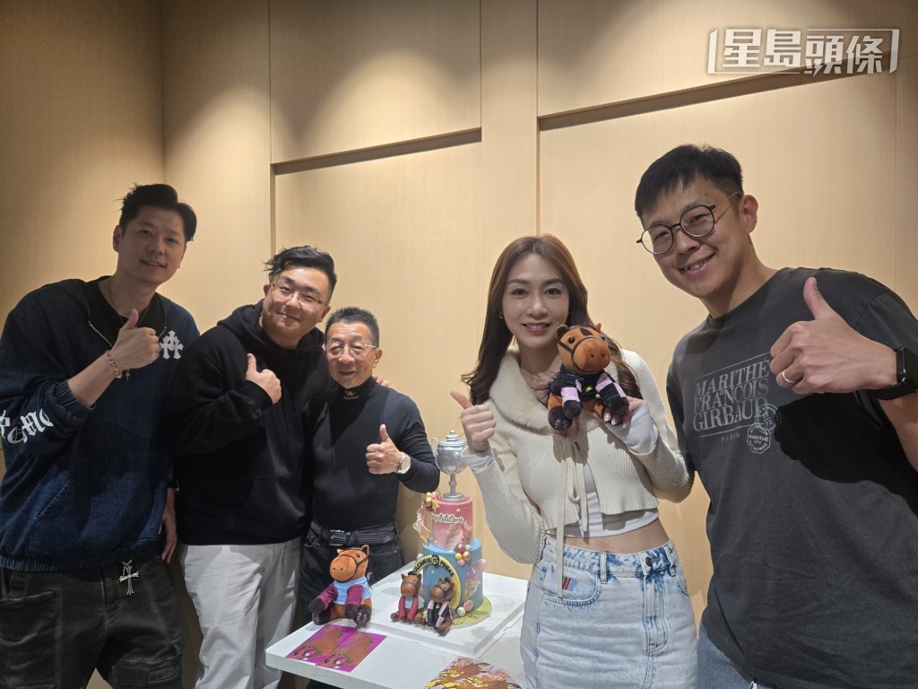 陶樺瑋 (左二) 表示M028將命名為「心曠神兒」,名字也是為女兒而改,希望牠在港健健康康、繼續進步! 陶樺瑋 (左二) 表示M028將命名為「心曠神兒」,名字也是為女兒而改,希望牠在港健健康康、繼續進步!