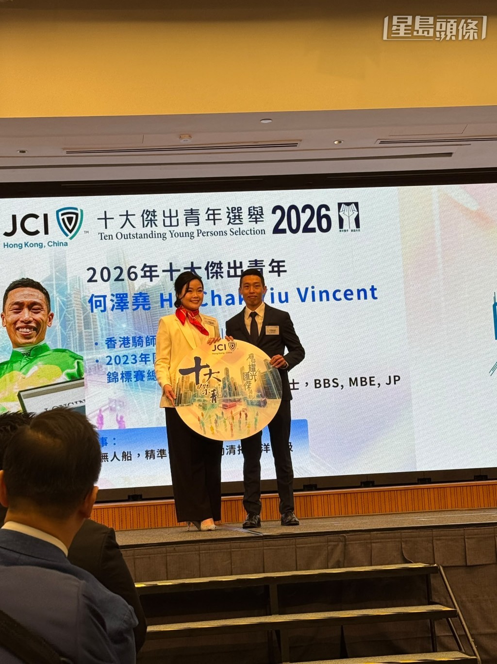 香港本地騎師何澤堯獲選為2026年十大傑出青年之一,可喜可賀。 香港本地騎師何澤堯獲選為2026年十大傑出青年之一,可喜可賀。