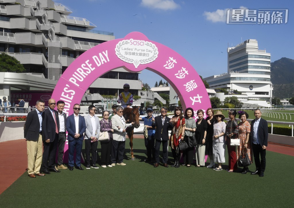 早前「我為您」馬主丁永強為設馬房慶功宴，慰勞一眾伍廄馬房員工，振奮士氣。