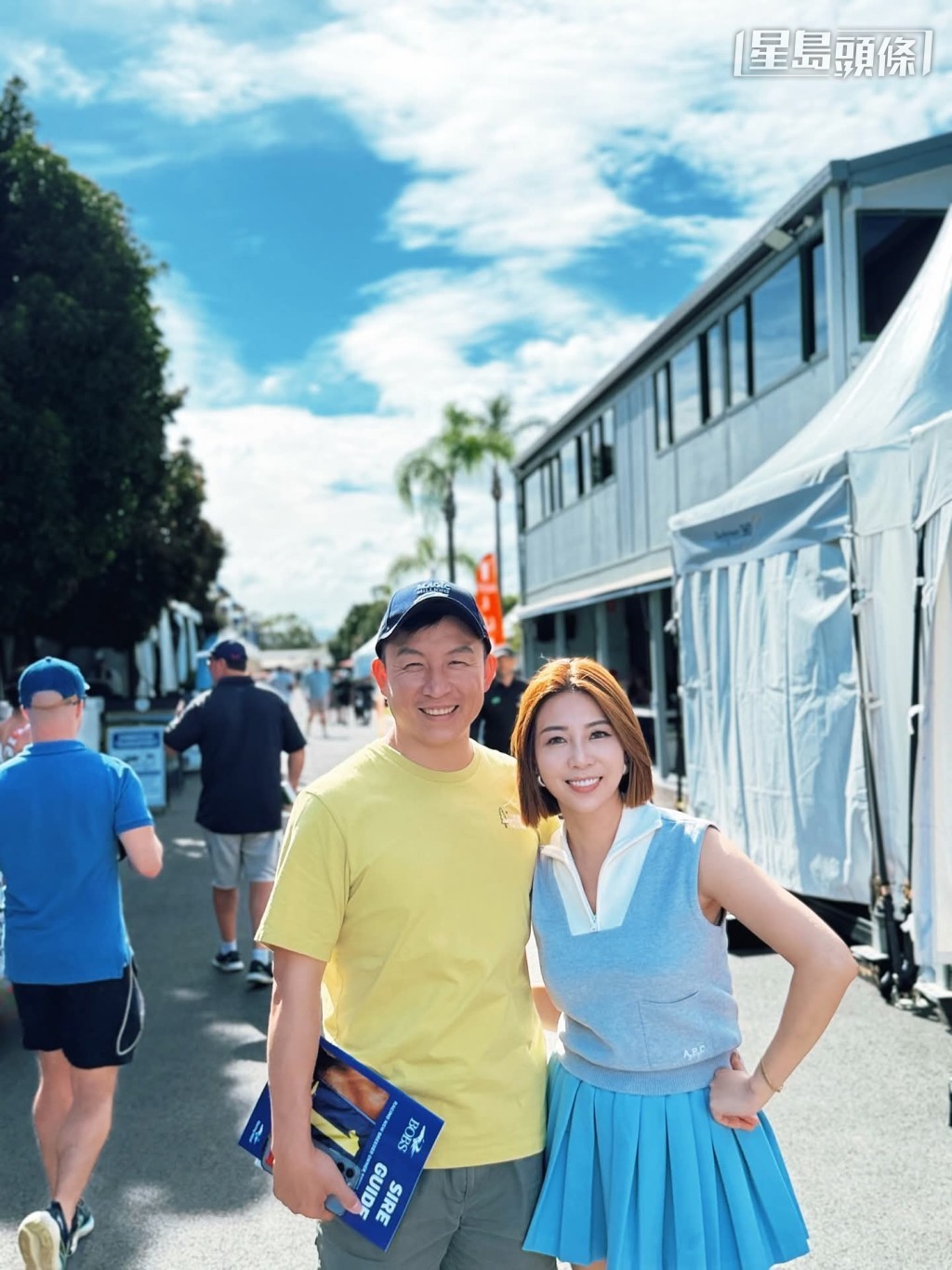 黄婉曼喜遇姚本辉儿子姚浩丰 (右)。相片提供：黄婉曼