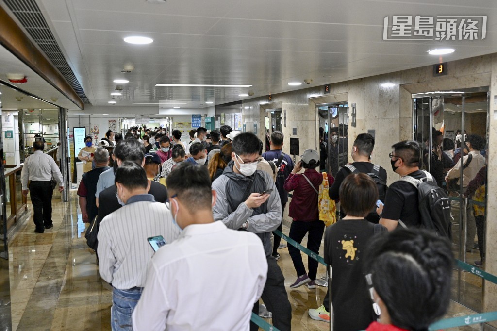 近日有「排隊黨」在運輸署香港牌照事務處附近及社交平台兜售免試簽發香港正式駕駛執照代辦服務。資料圖片