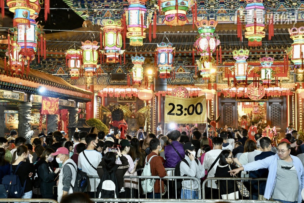 大批善信晚上在黃大仙祠等候子時到來上頭炷香。 大批善信晚上在黃大仙祠等候子時到來上頭炷香。
