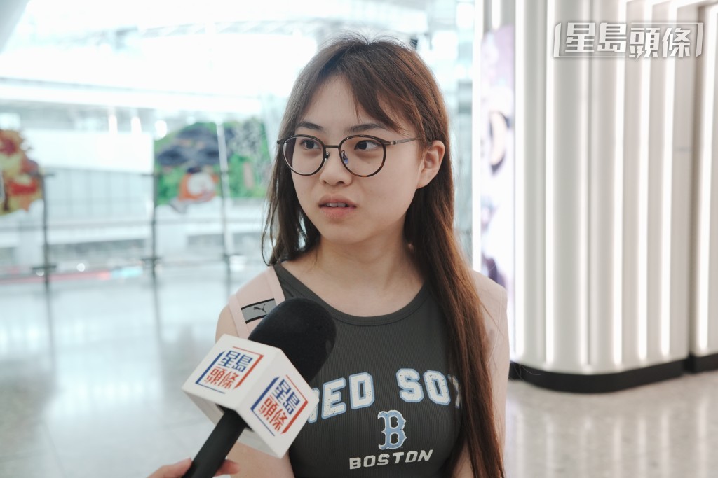 內地旅客鄭小姐則已結束在港旅行,並在今日回內地。 內地旅客鄭小姐則已結束在港旅行,並在今日回內地。