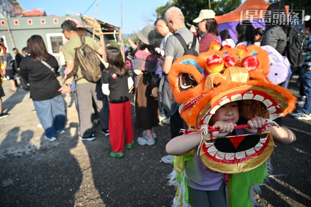 水頭村周王二公書院一帶洋溢節慶氣氛，活動結合傳統與娛樂。