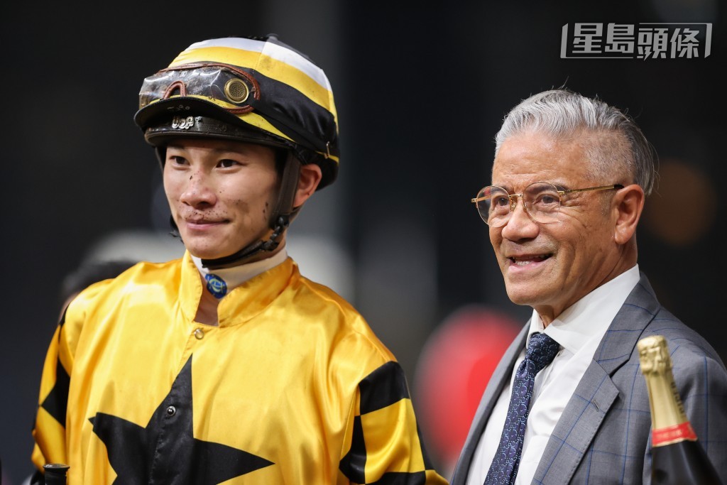 周俊樂 (左) 季內已取得四十七場頭馬，暫列2025/2026年度馬季騎師榜第五位；也是今季暫時贏得最多頭馬的本地培育騎師，看來大有機會奪得「告東尼獎」。