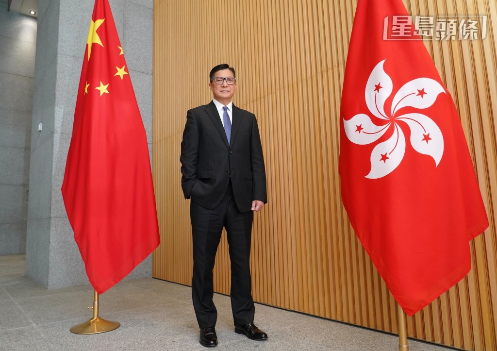 鄧炳強表示,今年暑假將有約50名來自三地的保安局青少年制服團隊領袖論壇成員,參與暑期實習計劃。 鄧炳強表示,今年暑假將有約50名來自三地的保安局青少年制服團隊領袖論壇成員,參與暑期實習計劃。