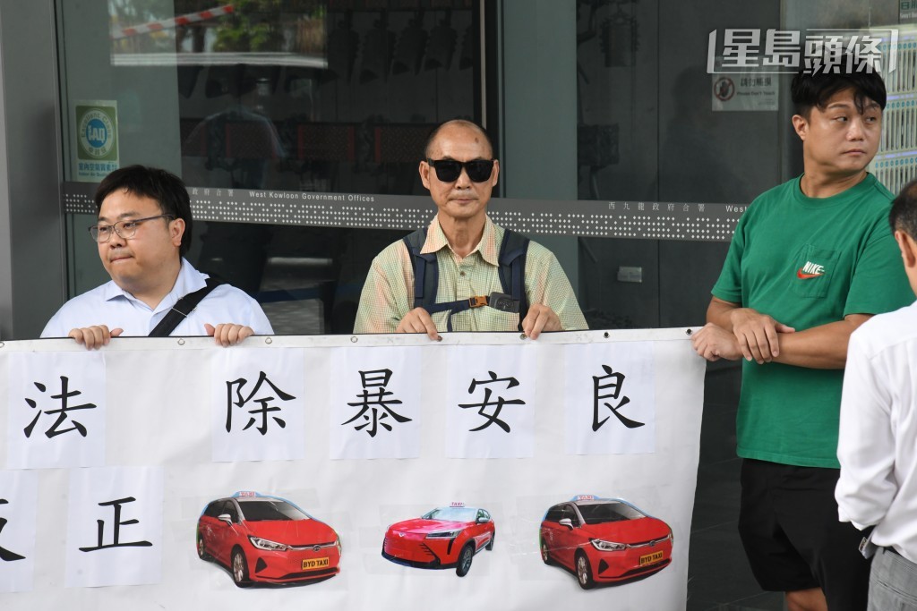 的士業界請願行動,促請政府嚴打非法白牌車。何健勇攝 的士業界請願行動,促請政府嚴打非法白牌車。何健勇攝