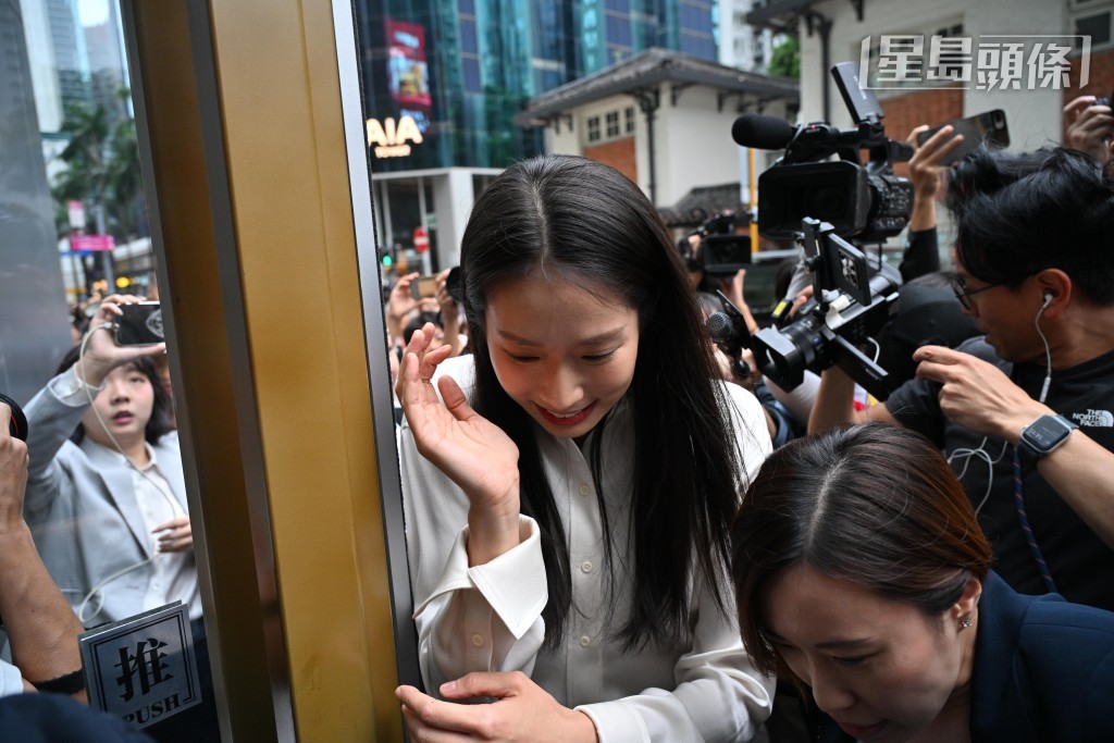 江旻憓報名參選立法會旅遊界，被大批記者追訪。