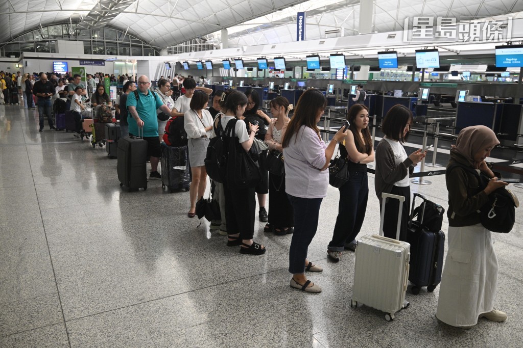 國泰航空客戶服務櫃位一度排起長龍，約上百人輪候。
