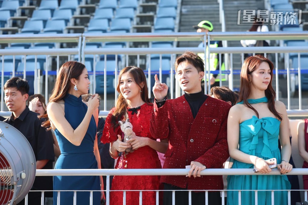 全日重頭戲第七場TVB盃,除了三位港姐現身頒獎台外,也有不少藝人在會員席看台欣賞賽事。 全日重頭戲第七場TVB盃,除了三位港姐現身頒獎台外,也有不少藝人在會員席看台欣賞賽事。