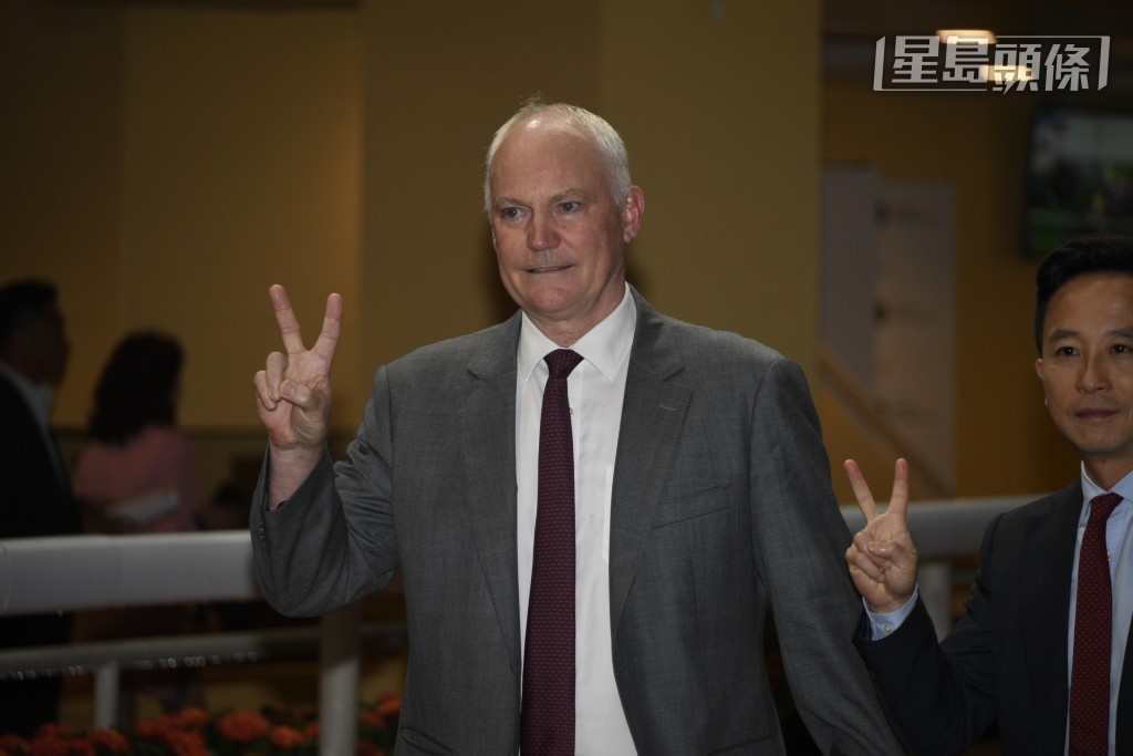 賀賢(圖)起孖，最終與伍鵬志成為平頭練馬師王。