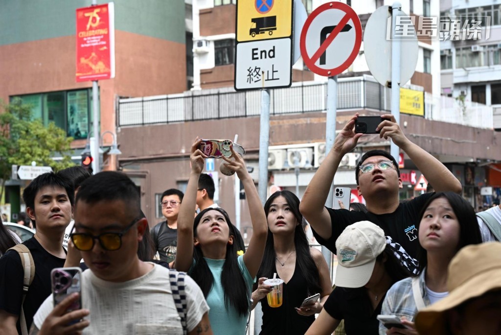 打卡的遊客人頭湧湧。