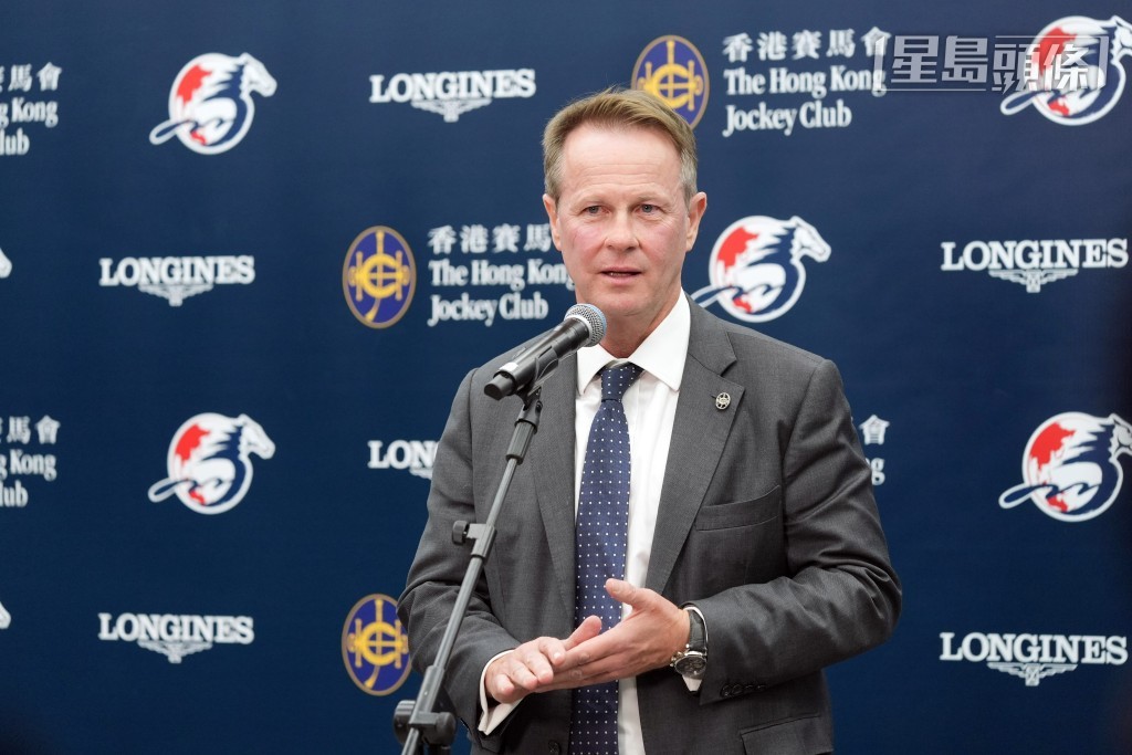 香港賽馬會行政總裁應家柏及賽馬事務執行總監夏定安 (圖),於2025年浪琴香港國際賽事圓滿結束後會見傳媒。 香港賽馬會行政總裁應家柏及賽馬事務執行總監夏定安 (圖),於2025年浪琴香港國際賽事圓滿結束後會見傳媒。