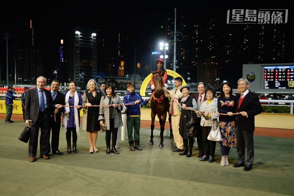  香港鄉村俱樂部團體成員包括一代馬王「精英大師」馬主施雅治太太Betty (左五)、「一定超」馬主何志豪等。