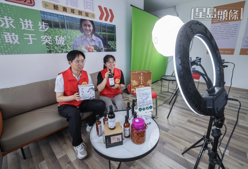 直播電商行業在7年間膨脹逾250倍，去年增長大幅放緩，圖為杭州的青年黨員志願者直播帶貨。