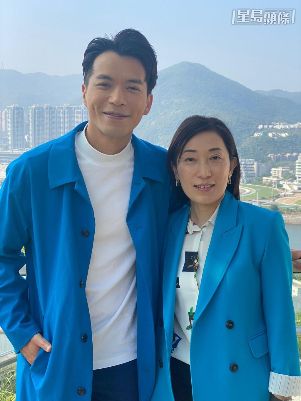 鄧詠琪(右) 是善寧會的委員,她表示善寧會很榮幸邀請著名電視藝人許家傑(《愛回家》中擔當送水輝一角)(左) 擔任「我們這一『家』」親善大使。 鄧詠琪(右) 是善寧會的委員,她表示善寧會很榮幸邀請著名電視藝人許家傑(《愛回家》中擔當送水輝一角)(左) 擔任「我們這一『家』」親善大使。