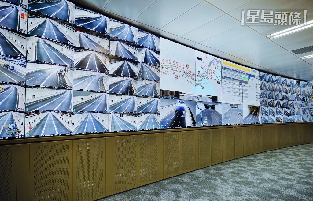 中九龍繞道(油麻地段)通車後,管制人員可在啟德行政大樓的控制室實時監察隧道運作。 中九龍繞道(油麻地段)通車後,管制人員可在啟德行政大樓的控制室實時監察隧道運作。