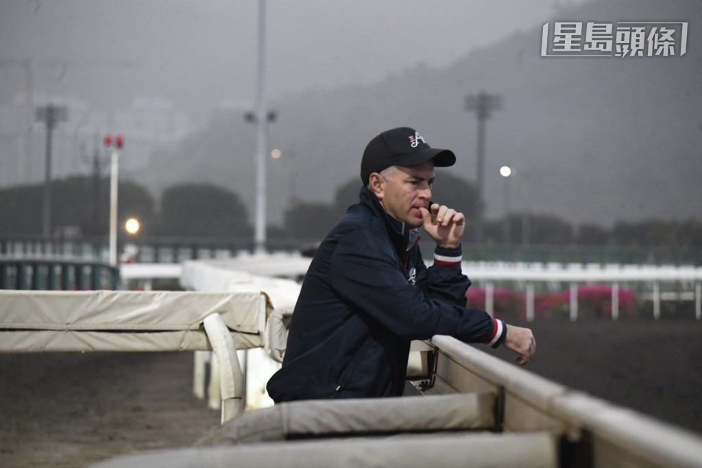 当出战周三谷草第二场四班一哩的「极速满贯」(G277)出操时,黎氏父子专心观看马匹操练过程。 当出战周三谷草第二场四班一哩的「极速满贯」(G277)出操时,黎氏父子专心观看马匹操练过程。