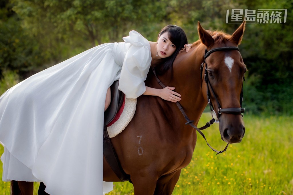 蒋嘉琦穿婚纱骑马的结婚相，尽显其气质。