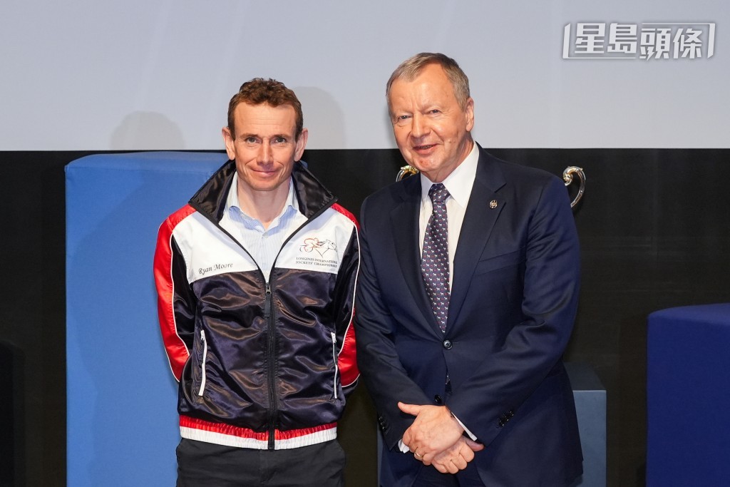 莫雅 (左) 也相当期待周日的重头戏浪琴香港国际赛事,他在四场焦点赛事中有三匹坐骑。 莫雅 (左) 也相当期待周日的重头戏浪琴香港国际赛事,他在四场焦点赛事中有三匹坐骑。