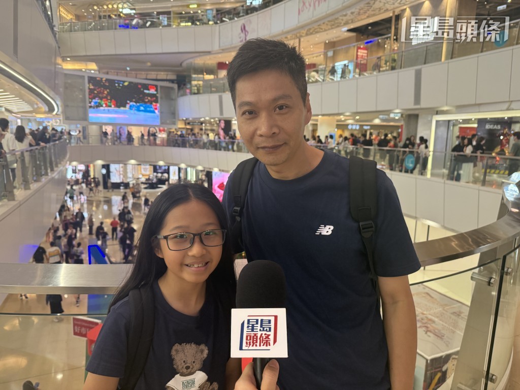 在附近吃晚飯的黃先生也帶同女兒駐足觀看賽事,認為今晚商場的氣氛很好。 在附近吃晚飯的黃先生也帶同女兒駐足觀看賽事,認為今晚商場的氣氛很好。