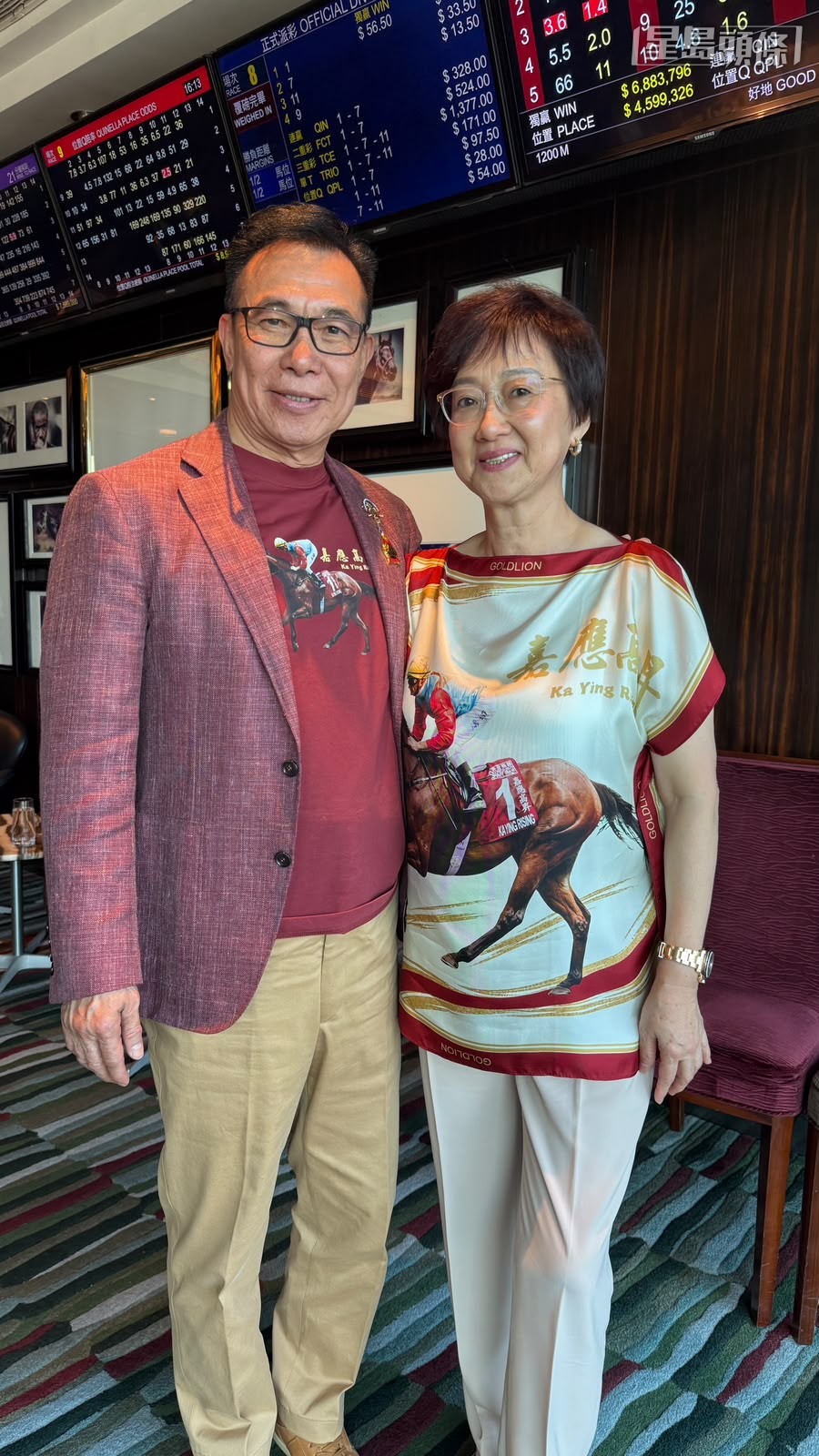 梁錫光身穿「嘉應高昇」的T恤襯西裝褸，梁太則穿上親手自製的「嘉應高昇」靚衫，齊齊為本周末（10月17日）在澳洲蘭域馬場力爭衛冕珠穆朗瑪峰錦標的「嘉應高昇」打氣。