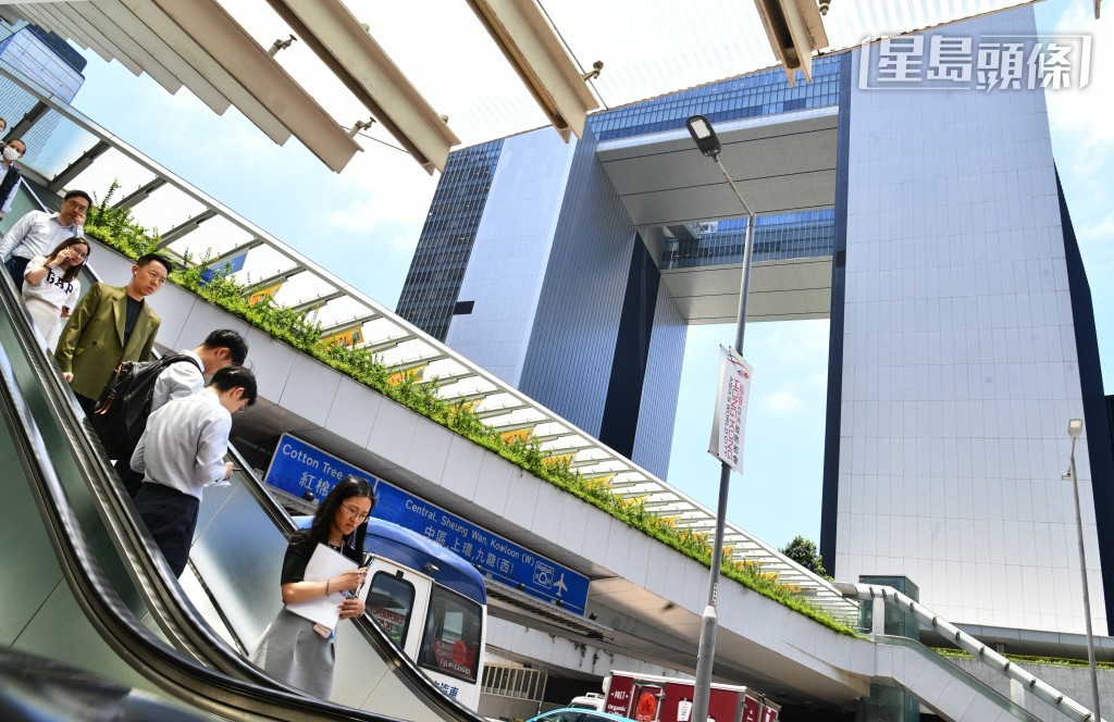 公務員事務局指引入俗稱「拉Curve」評級分布,可避免評核過於寬鬆或嚴苛,更有效反映和區分人員的工作表現等級,達至賞罰更加分明。 公務員事務局指引入俗稱「拉Curve」評級分布,可避免評核過於寬鬆或嚴苛,更有效反映和區分人員的工作表現等級,達至賞罰更加分明。