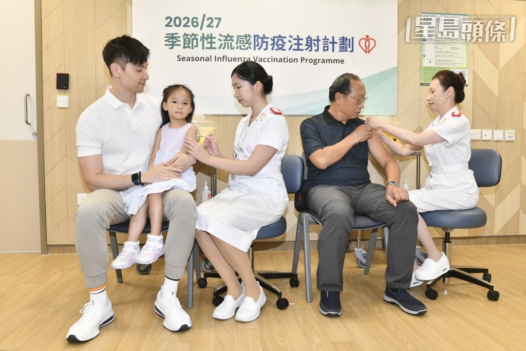 陳生與女兒澄澄及市民黎生接種疫苗。盧江球攝 陳生與女兒澄澄及市民黎生接種疫苗。盧江球攝
