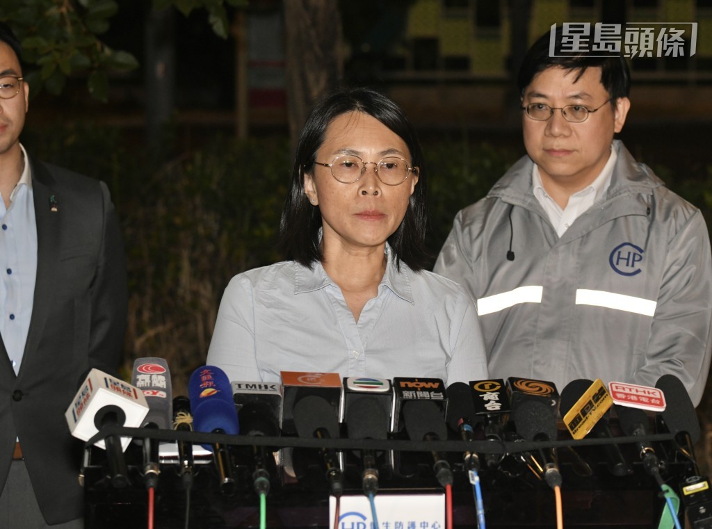 食环署防治虫鼠主任主管霍明茵指已视察晓峰园,著管业处加强防蚊及灭蚊,葵涌广场已展开初步调查。 食环署防治虫鼠主任主管霍明茵指已视察晓峰园,著管业处加强防蚊及灭蚊,葵涌广场已展开初步调查。