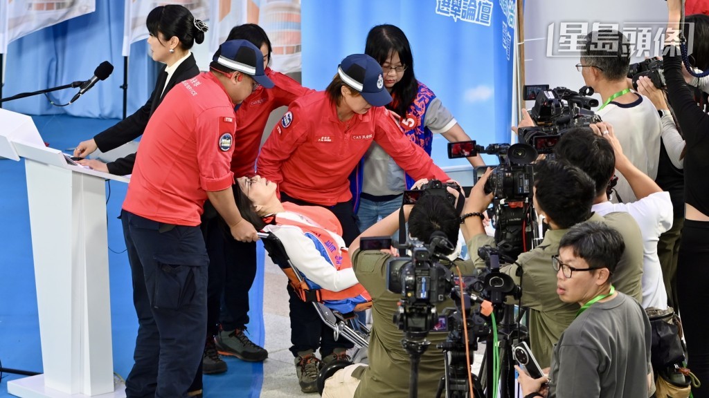 李清霞需由民安隊扶上輪椅。 李清霞需由民安隊扶上輪椅。