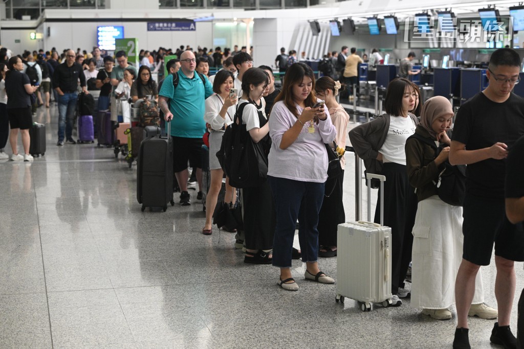 國泰航空客戶服務櫃位一度排起長龍，約上百人輪候。