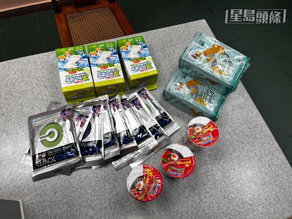 避暑中心提供降溫「孖寶」冰巾、退熱貼等物資外,亦特意準備獲清真認證的杯麵和餅乾,為少數族裔市民提供合適的食物選擇。 避暑中心提供降溫「孖寶」冰巾、退熱貼等物資外,亦特意準備獲清真認證的杯麵和餅乾,為少數族裔市民提供合適的食物選擇。