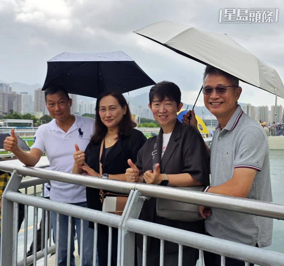 上周日頭場賽事,袁幸堯以「東方寶寶」贏馬,雖然當時下雨,她的父母及親友仍然無懼風雨,風雨不改撐愛女。 上周日頭場賽事,袁幸堯以「東方寶寶」贏馬,雖然當時下雨,她的父母及親友仍然無懼風雨,風雨不改撐愛女。