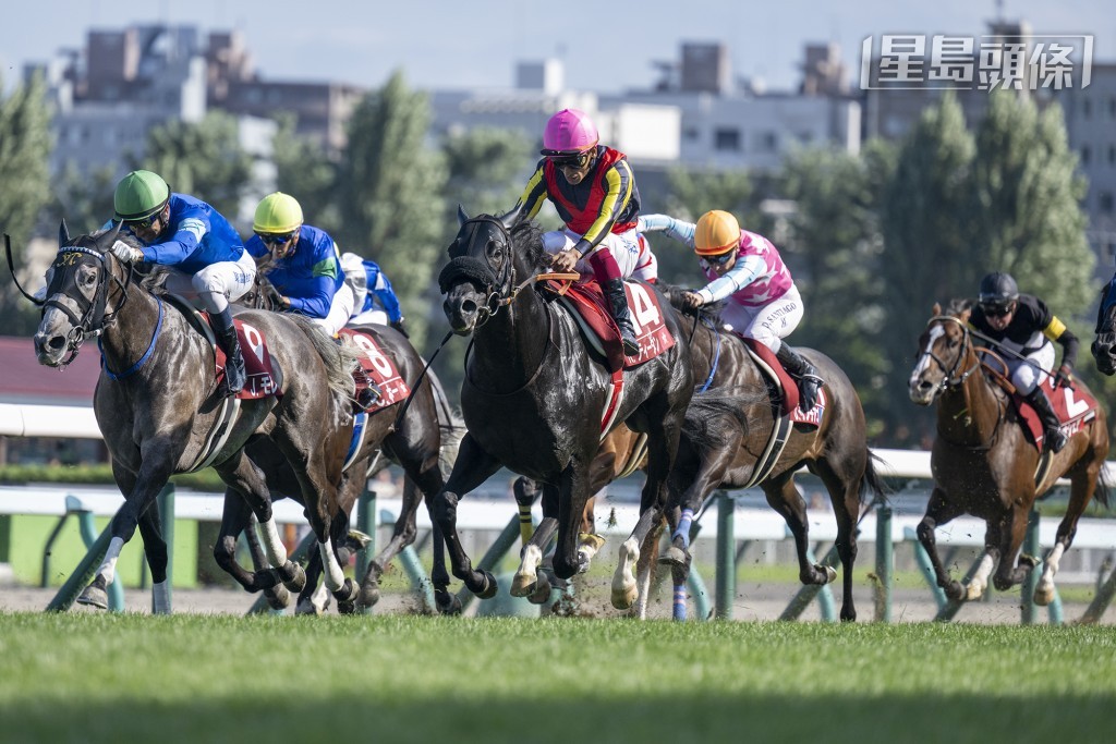 田泰安 (粉红帽) 伙拍「睿智明神」在札幌竞马场胜出世界星级骑师大赛的首关赛事，何泽尧 (黄帽) 策骑「荣宝果」同场跑第五名。