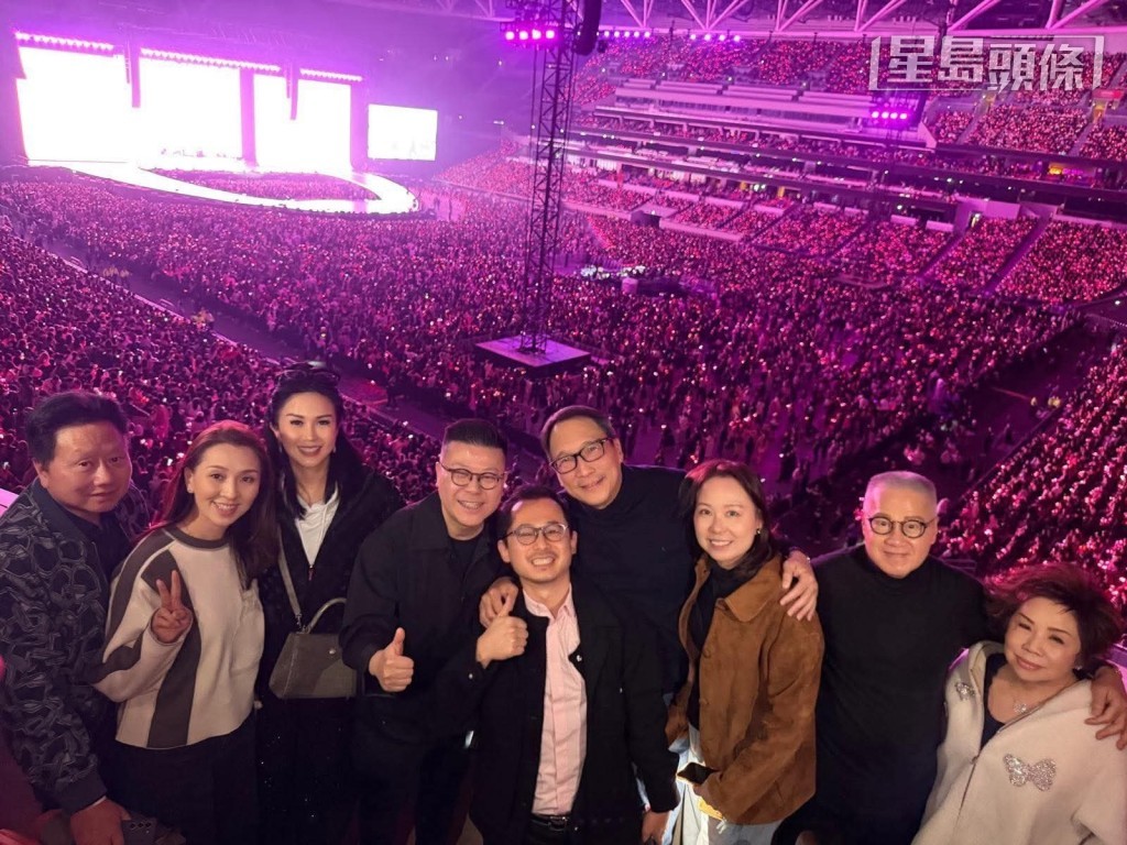 「勇敢」系馬主林建康 (左四) 和其太太林黃寧艷（Lianne）(左三)，日前與好朋友「閃耀」系馬主鄧鉅明和其太太鄧宣宏雁 (左一及左二) 、「美麗」系馬主郭少明伉儷(右一及右二)等友人，一起欣賞BLACKPINK香港站演唱會。