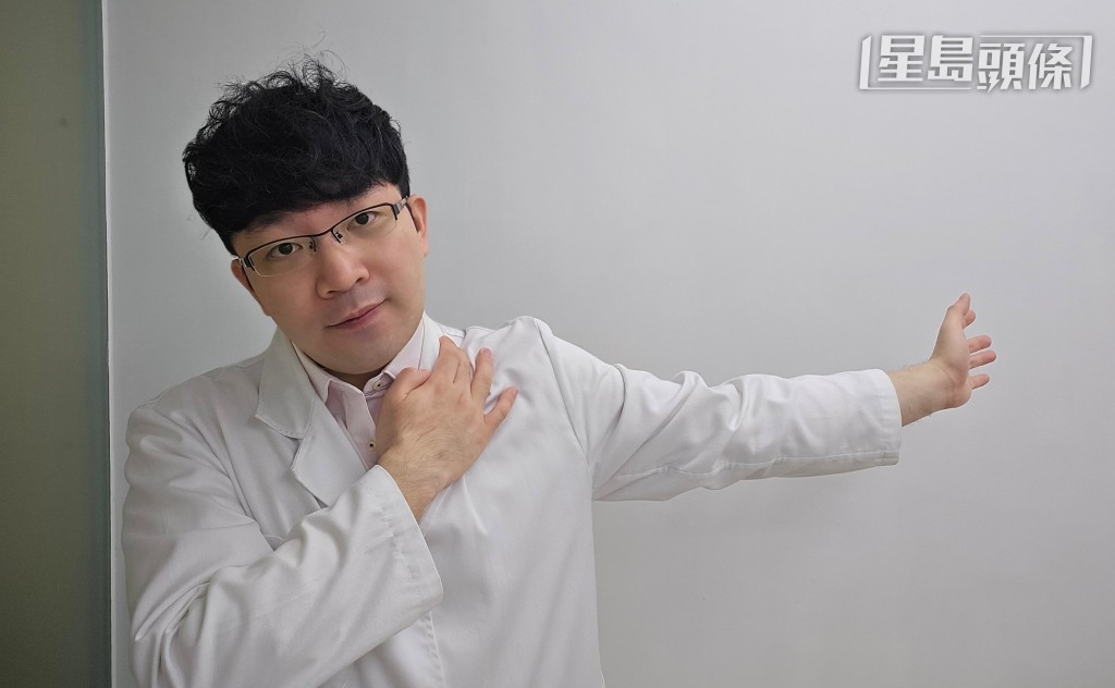神經滑動術：坐直後將手臂伸直，掌心朝前，手指朝後，頭部緩慢轉向對側。（物理治療師程鈞筵提供）