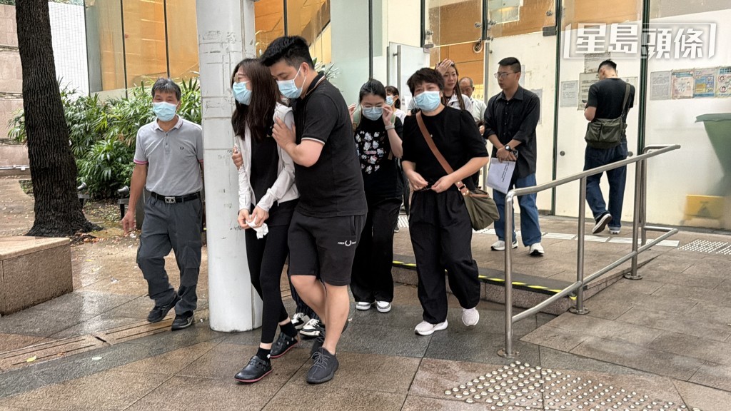 死者的妻子傷心欲絕，認屍後由親友攙扶離開。梁國峰攝