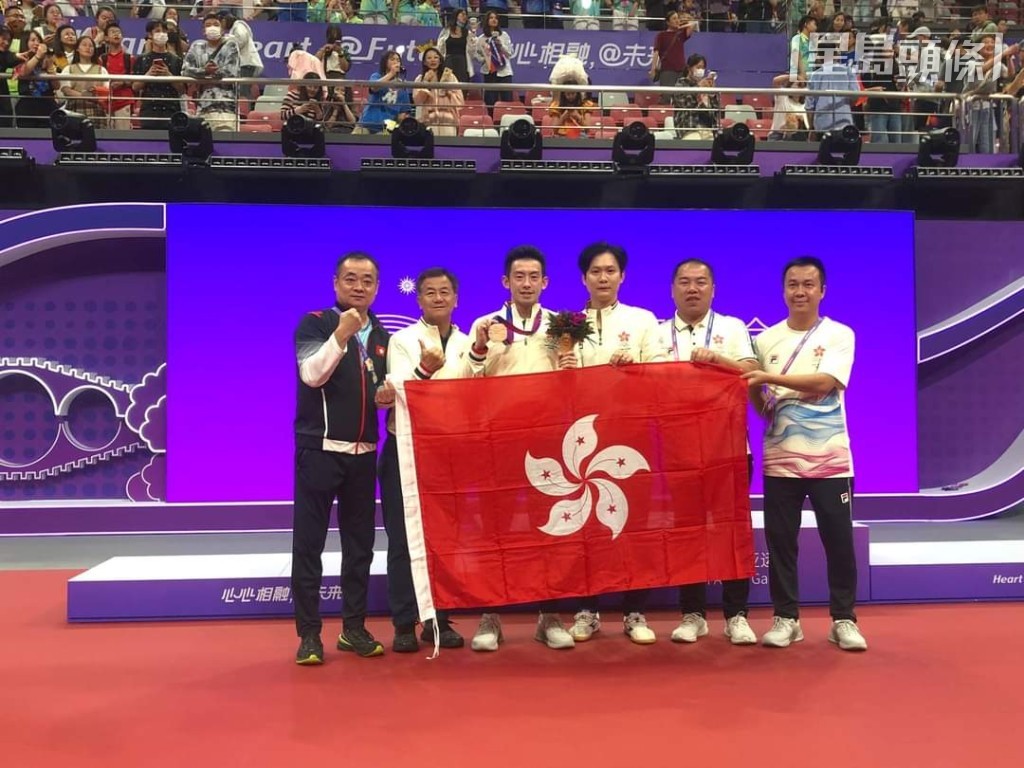 余国贤(左二)是乒乓波名将余润兴的儿子。 余国贤(左二)是乒乓波名将余润兴的儿子。